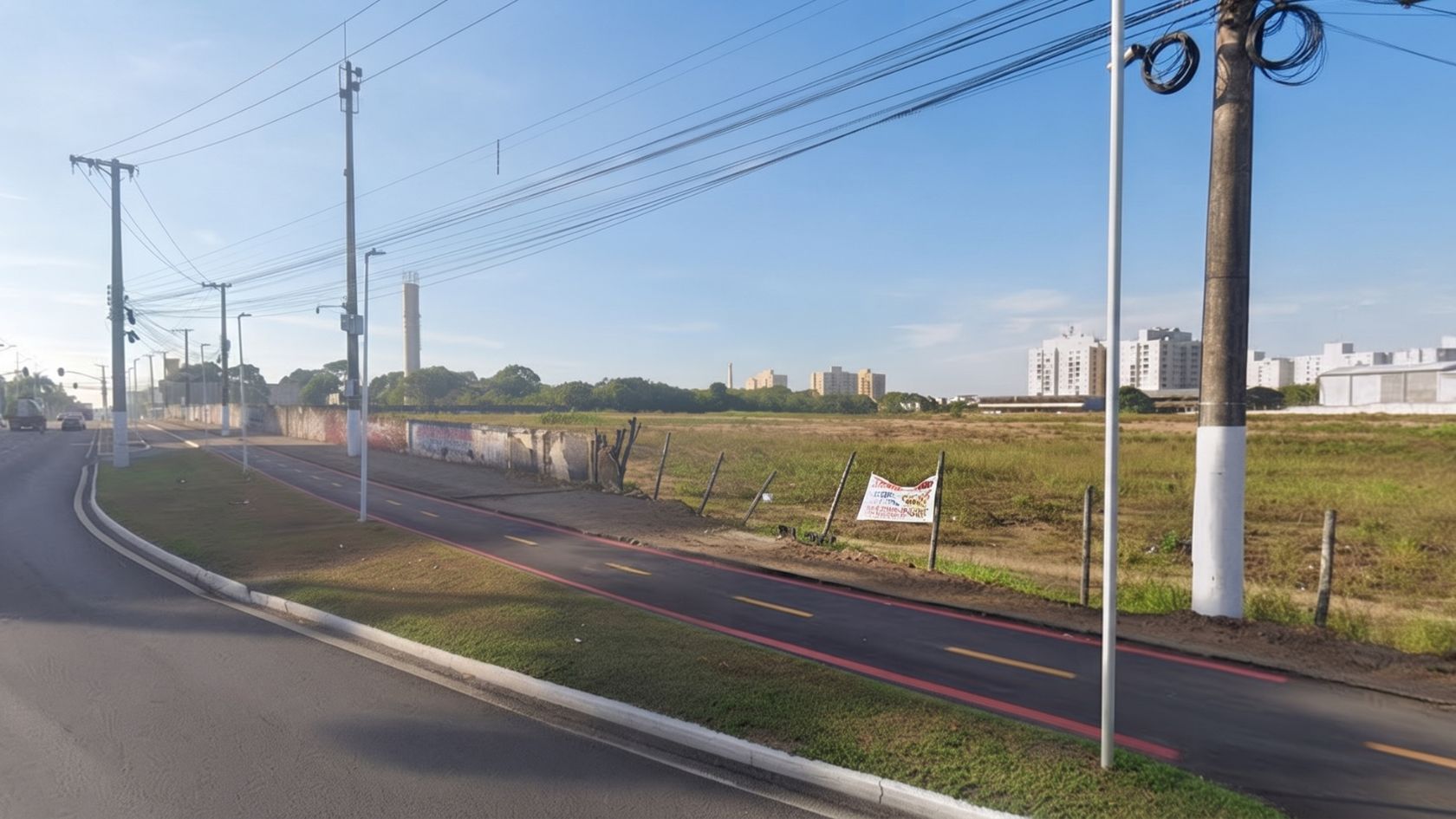 Terreno dos Correios na Serra visto da avenida, cercado por muro e mato