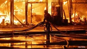 Bombeiro combate incêndio em siderúrgica da ArcelorMittal atingida por míssil na Ucrânia