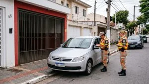 Estacionar na frente da própria garagem de casa