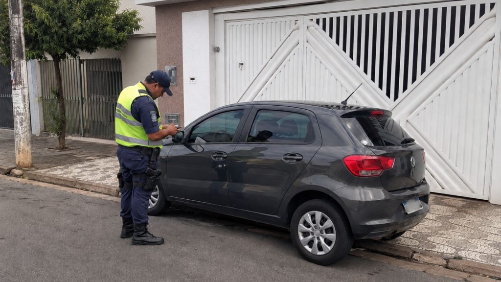 estacionar na frente da própria garagem morador multa