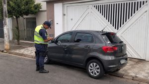 estacionar na frente da própria garagem morador multa