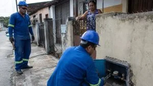Família corte de água contas atrasadas
