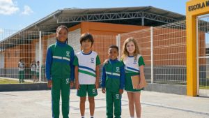 Crianças com uniforme da rede municipal da Serra em sala de aula.