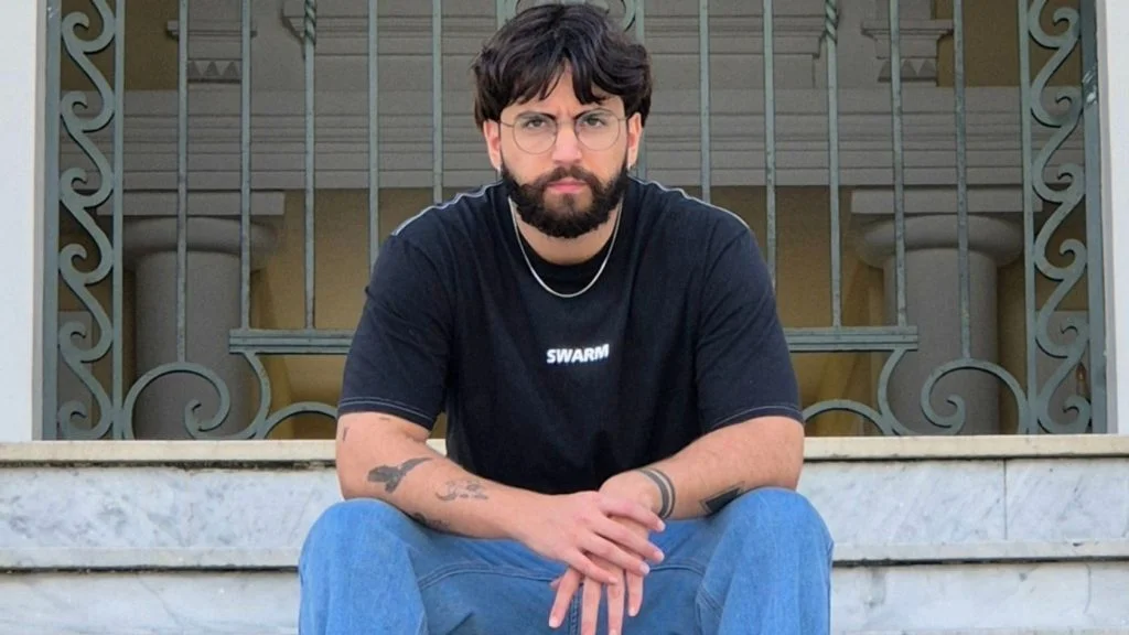 Vinicius Borges, historiador e colunista do Tempo Novo, sentado em escadaria histórica