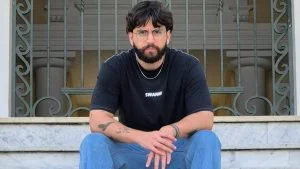 Vinicius Borges, historiador e colunista do Tempo Novo, sentado em escadaria histórica