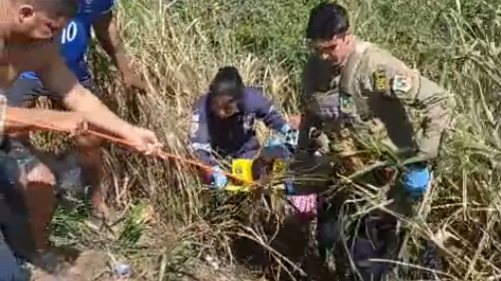motociclista cai em ribanceira na Serra