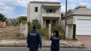 Terrenos vazios e casas abandonadas