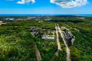 Vista aérea da unidade que vai receber o investimento da ArcelorMittal na Serra, com o mar ao fundo (