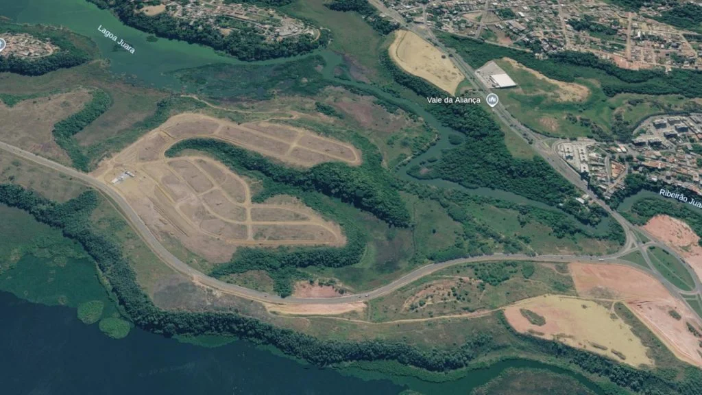 Vista aérea do condomínio de lotes na Serra, com ruas abertas entre as lagoas Juara e Jacuném, na Avenida Porto Dourado