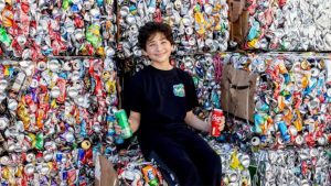 Adolescente recicla latas