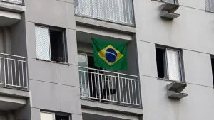 Bandeira do Brasil na varanda Condomínio