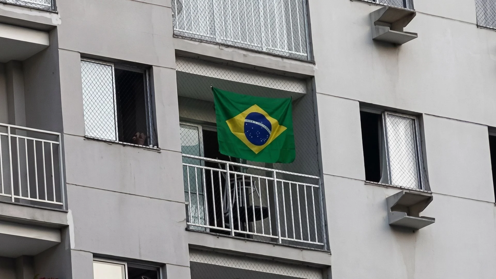 Bandeira do Brasil na varanda Condomínio