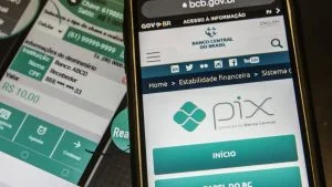 Celular mostra site do Banco Central e tela de transferência Pix, referência às novas regras de segurança do sistema