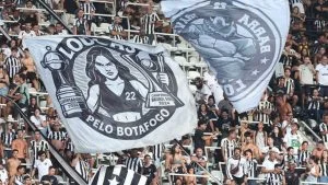 Torcida do Botafogo agita bandeiras nas arquibancadas na estreia de Tite como novo técnico do Botafogo