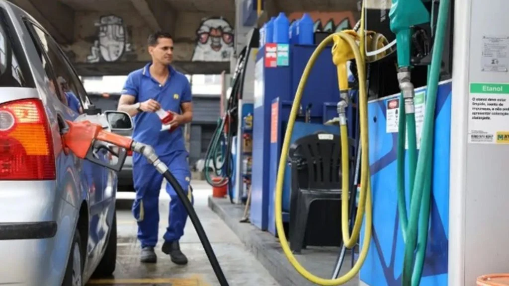Frentista abastece carro em posto de combustível, alvo de processos por preço abusivo