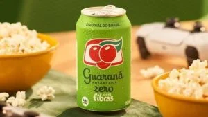 Lata do Guaraná Antarctica Zero com Fibras entre potes de pipoca