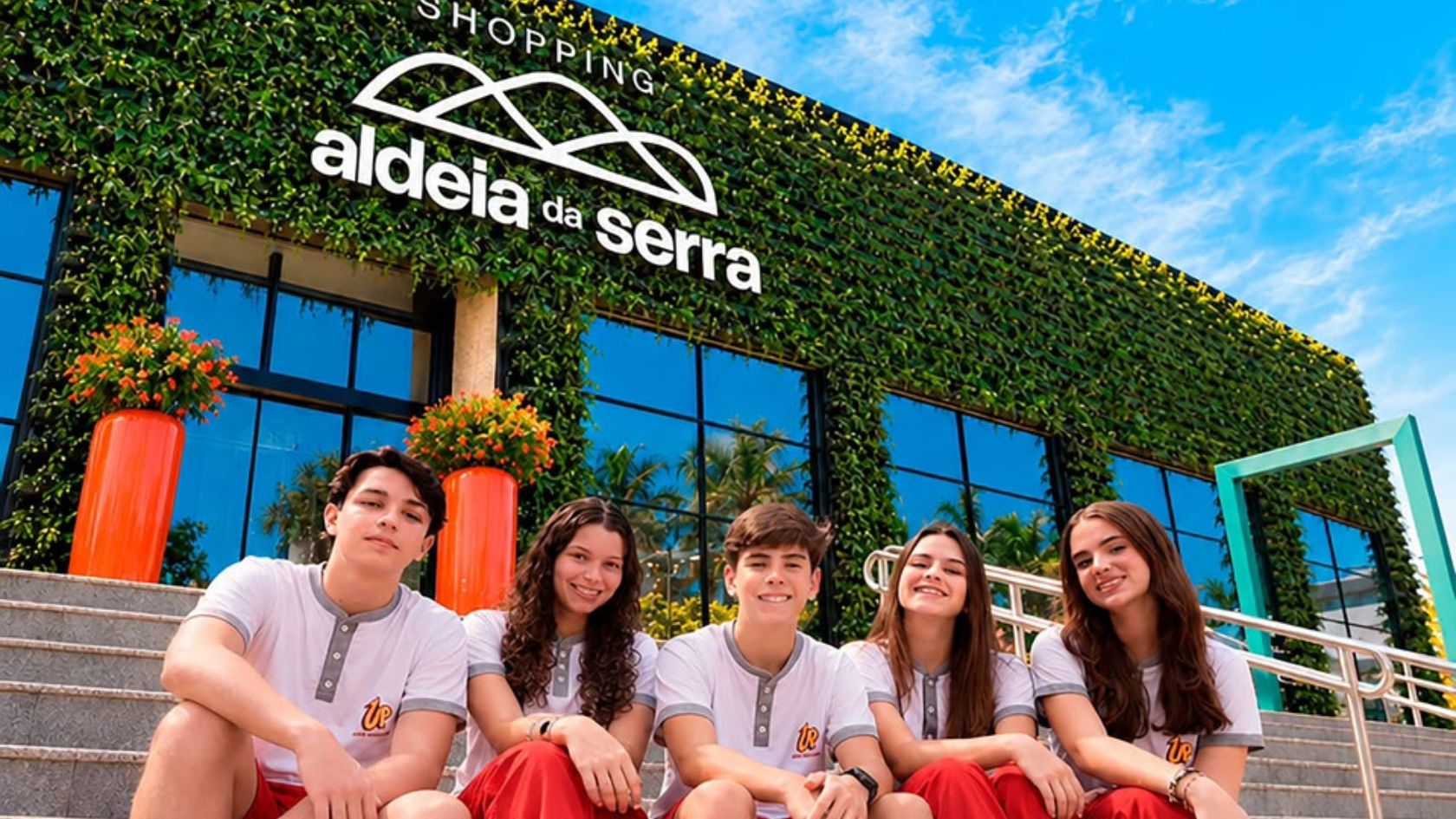 Alunos da UP em frente ao Shopping Aldeia da Serra, nova escola na Serra