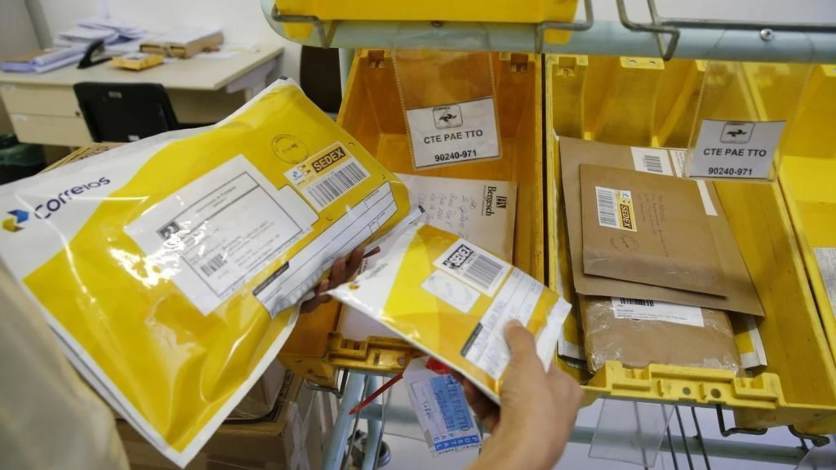 Encomendas dos Correios paradas em unidade de triagem durante greve que atrasa entregas