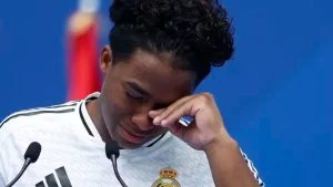 Endrick emocionado enxuga lágrimas em coletiva, com camisa do Real Madrid, em meio a período de pouco espaço no time
