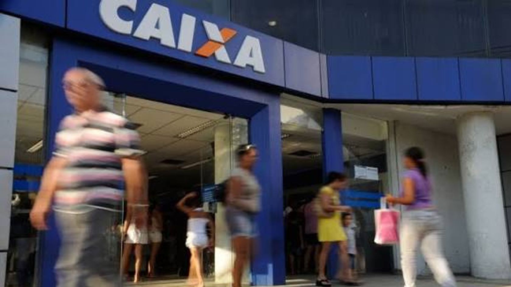 Fachada de agência da Caixa com pessoas passando, ilustra decisão do STJ sobre banco poder encerrar conta