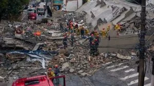 Bombeiros buscam vítimas em escombros após desabamento de prédio em SP