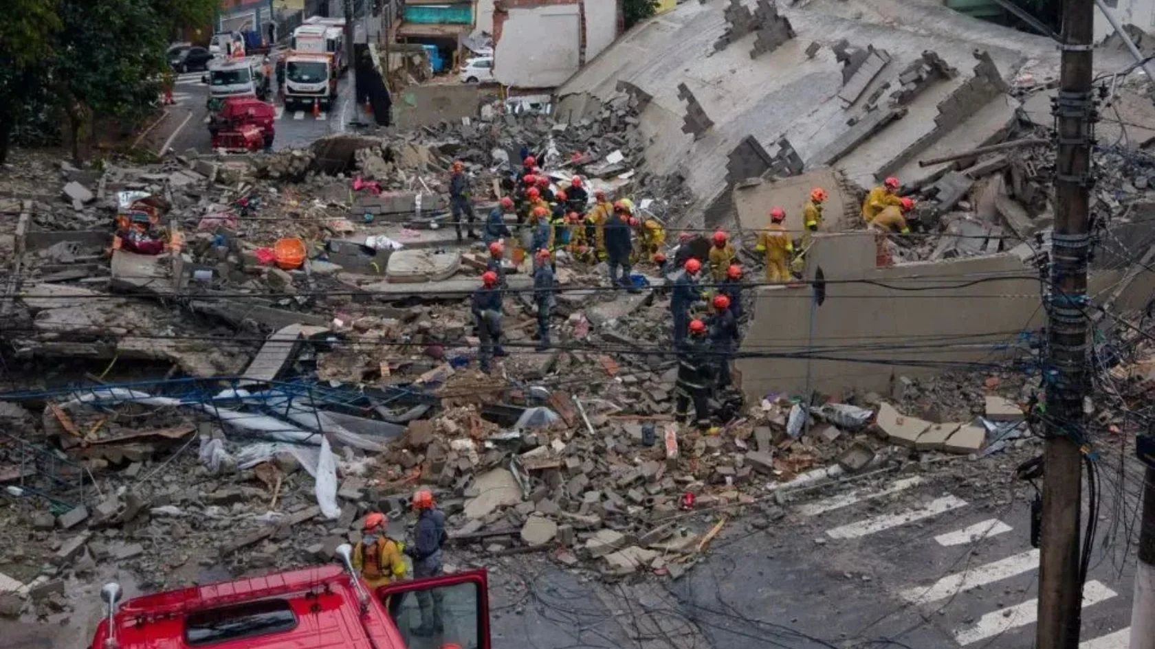 Bombeiros buscam vítimas em escombros após desabamento de prédio em SP