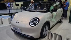 Wuling Bingo Pro branco exposto em estande na China, hatch cotado para virar o Celta elétrico da Chevrolet