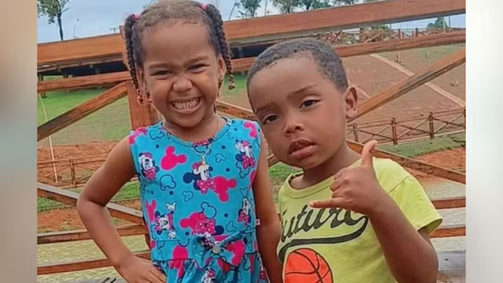 Ágatha e Allan, irmãos desaparecidos no caso Bacabal, sorridentes em foto de família antes do desaparecimento.
