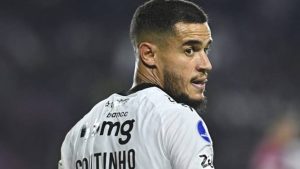 Philippe Coutinho, com a camisa do Santos, olha para trás durante partida
