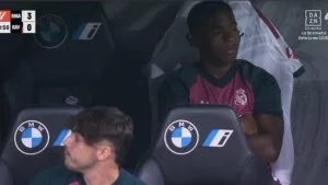 Endrick sentado no banco do Real Madrid, de braços cruzados, durante partida contra o Rayo Vallecano
