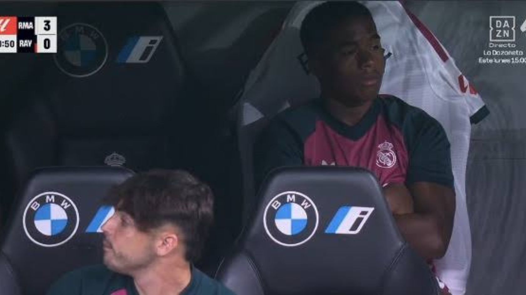 Endrick sentado no banco do Real Madrid, de braços cruzados, durante partida contra o Rayo Vallecano