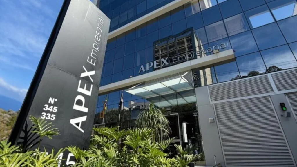 Fachada de vidro do edifício Apex Empresarial, sede do grupo Apex Partners, que pediu recuperação judicial