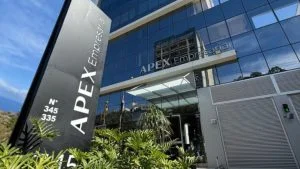 Fachada de vidro do edifício Apex Empresarial, sede do grupo Apex Partners, que pediu recuperação judicial
