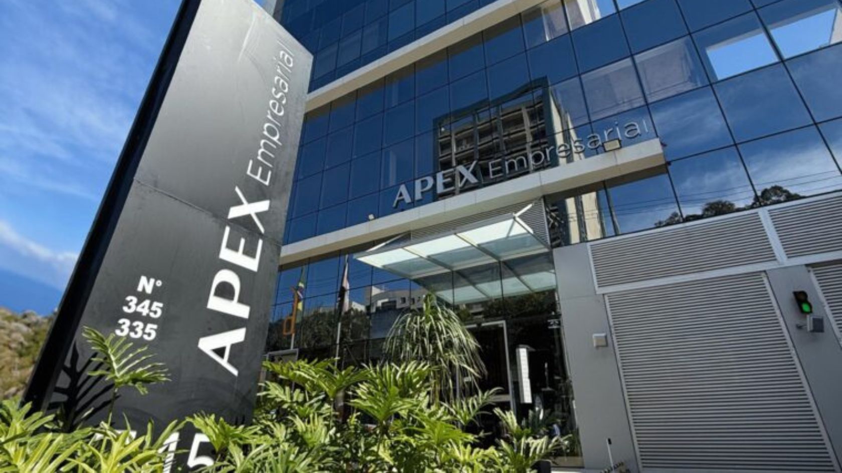 Fachada de vidro do edifício Apex Empresarial, sede do grupo Apex Partners, que pediu recuperação judicial