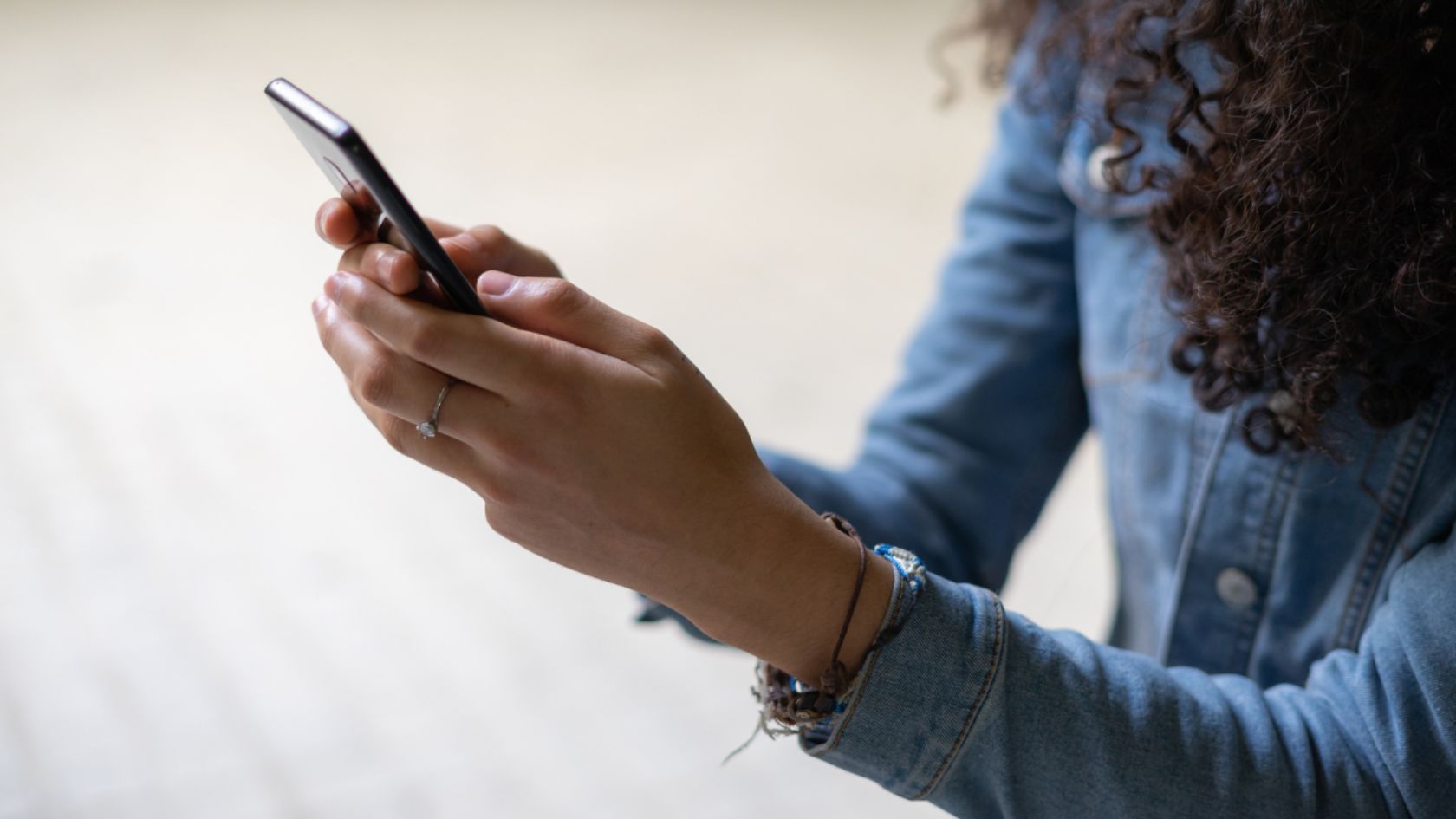 Mulher usa celular para conversar com vendedor sobre preço no direct