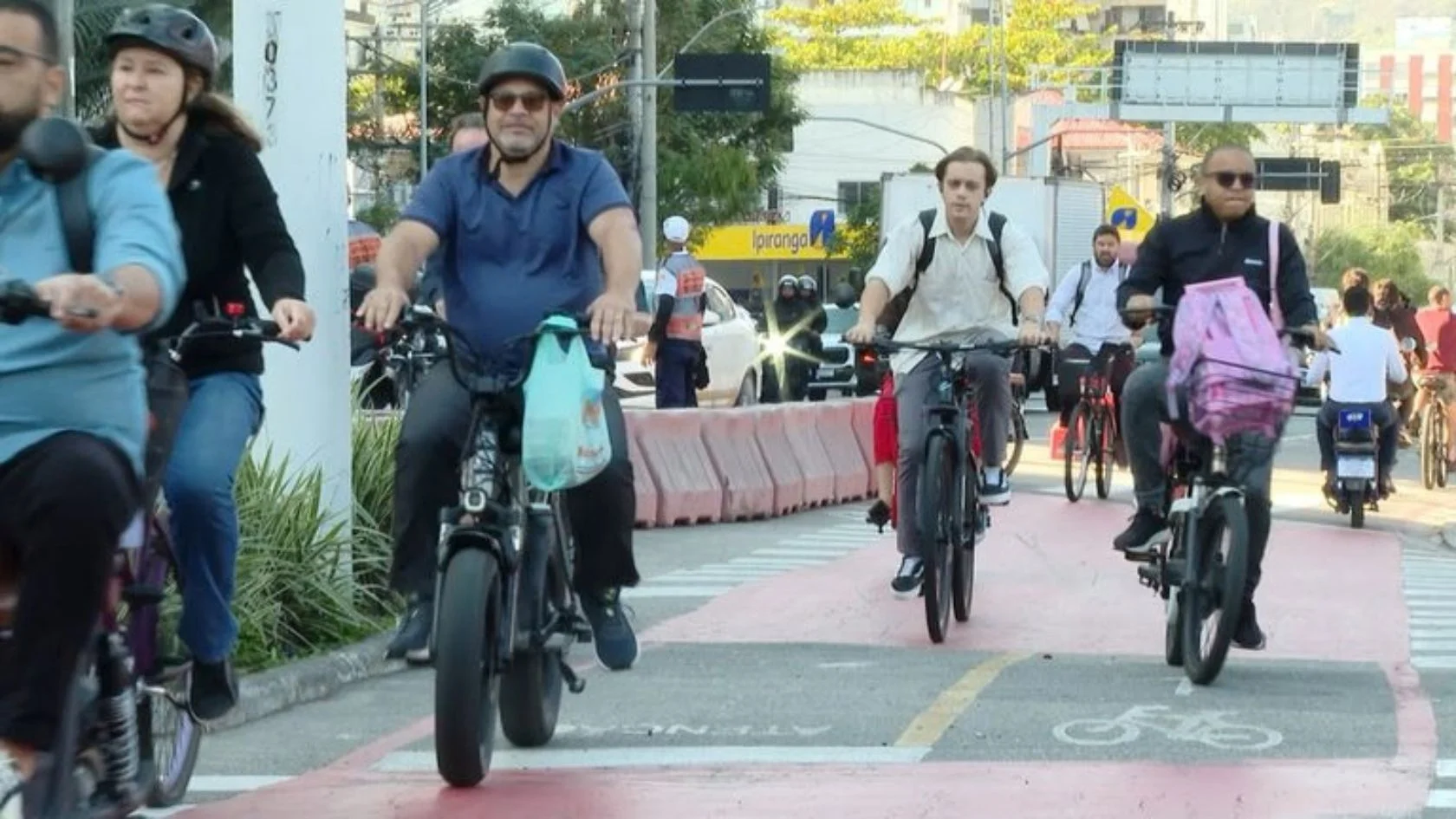 Ciclistas usam capacete em ciclovia durante debate sobre bicicleta elétrica na Serra