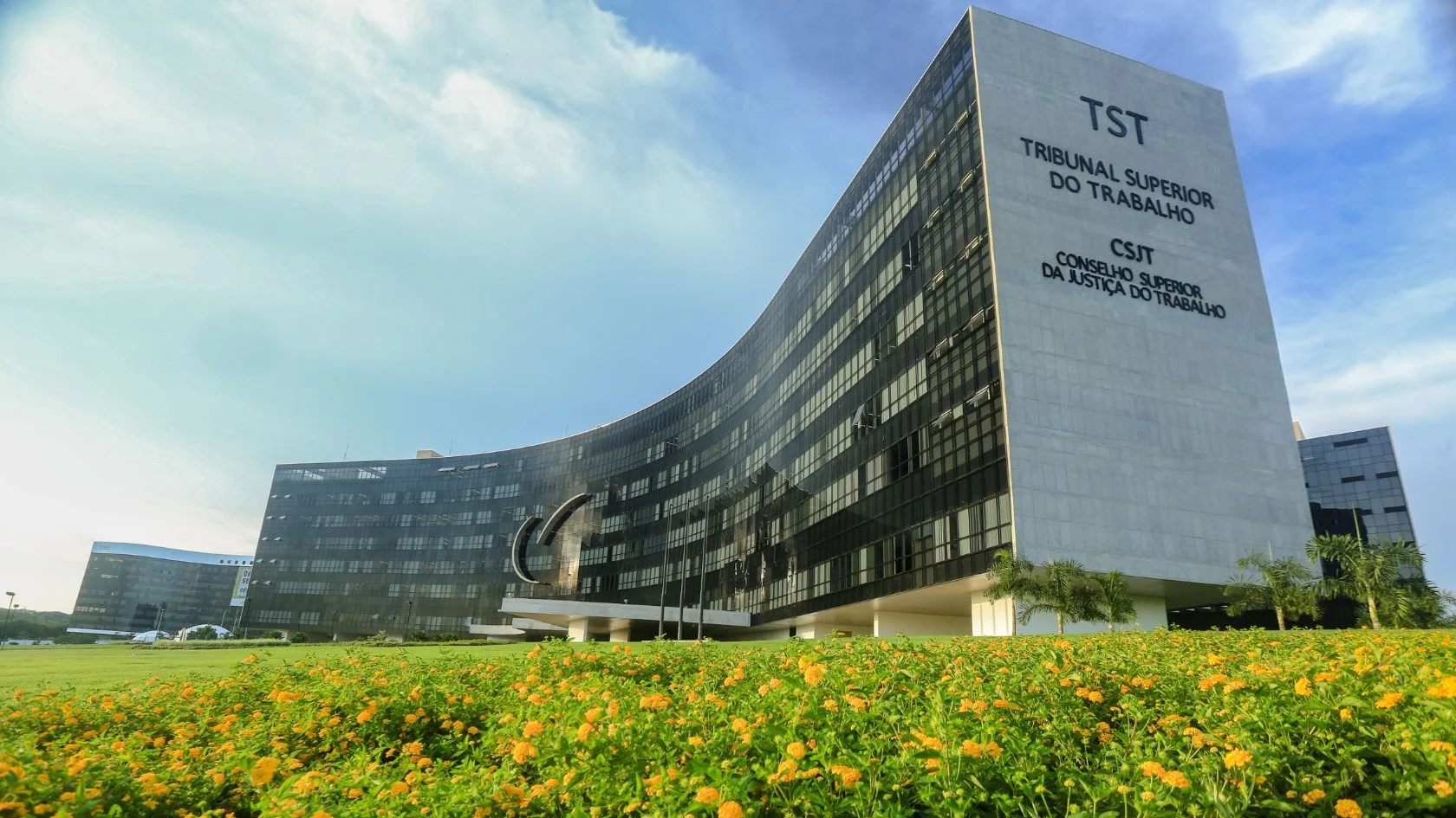 Fachada do TST, tribunal que decidiu que empresa não pode ler WhatsApp do funcionário