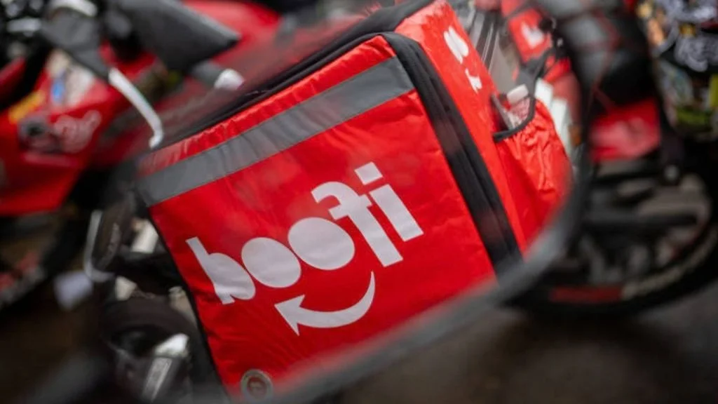 Bag vermelha de entregador com a marca do iFood; investimento do iFood no Brasil chega a R$ 24 bilhões
