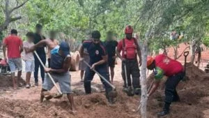 Foto ilustrativa de equipe de resgate escavando o solo com pás, sem relação direta com o caso