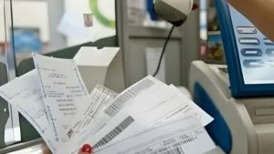 Consumidor segura boletos e faturas em caixa eletrônico, cobrança indevida pode gerar devolução em dobro