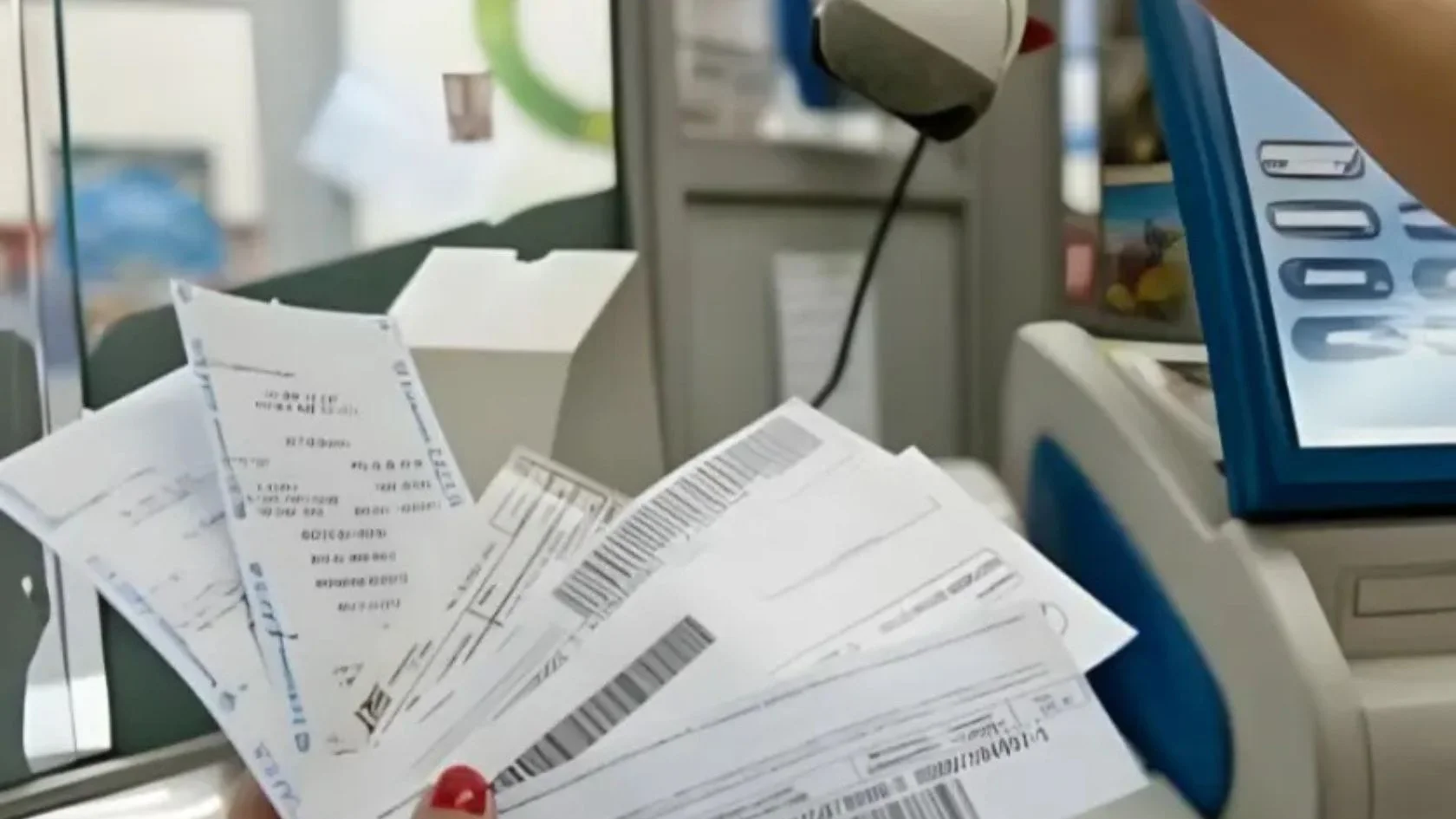 Consumidor segura boletos e faturas em caixa eletrônico, cobrança indevida pode gerar devolução em dobro