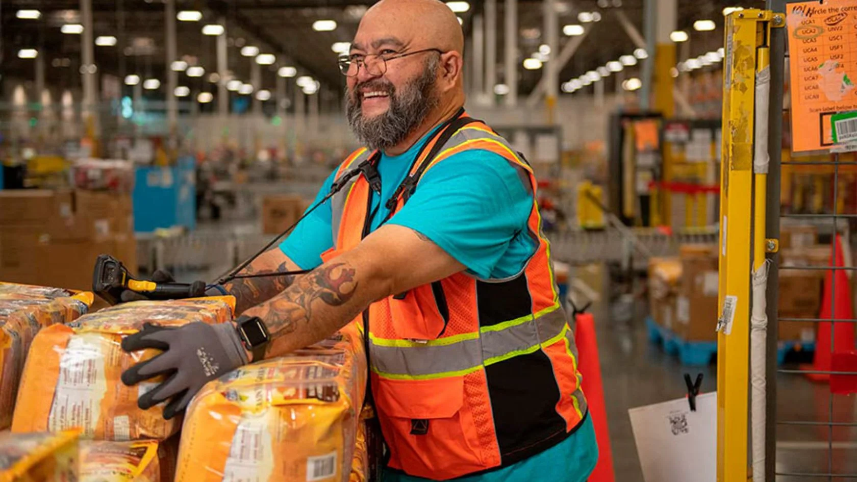 Funcionário sorri em centro de distribuição durante vagas temporárias Amazon Black Friday