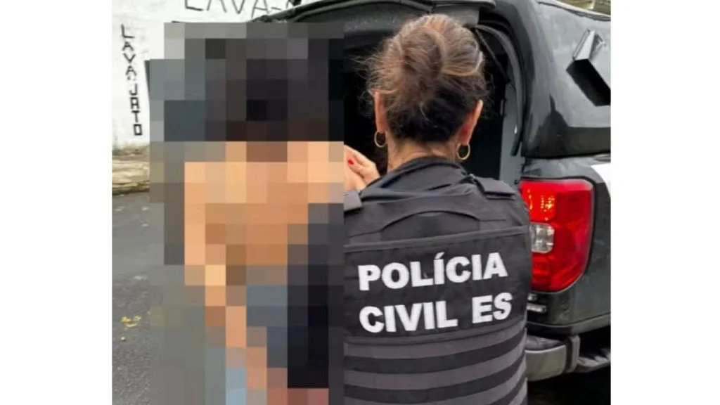 Mulher é detida por policial da Polícia Civil ES ao lado de viatura, em caso de abuso sexual infantil na Serra.