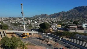 Vista aérea da obra do Contorno de São Domingos, com viaduto em construção sobre a avenida
