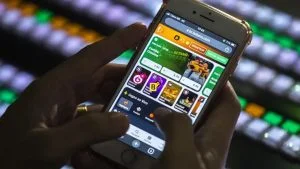 Pessoa segura celular com site de apostas aberto, em meio à MP que proíbe as bets
