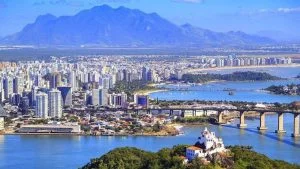 Vista aérea de Vitória (ES) com Convento da Penha, ponte e prédios da capital capixaba