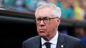 Carlo Ancelotti de terno com broche da CBF antes da convocação da seleção brasileira