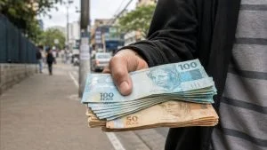 Dinheiro perdido na rua