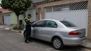 Estacionar carro na frente da garagem de casa