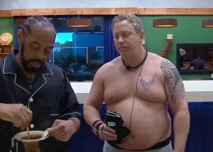 Serginho Hondjakoff, o Cabeção de Malhação, e outro participante na cozinha da sede de A Fazenda 18